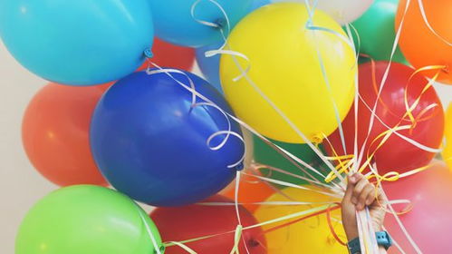 家长手持气球在校门口等待考生