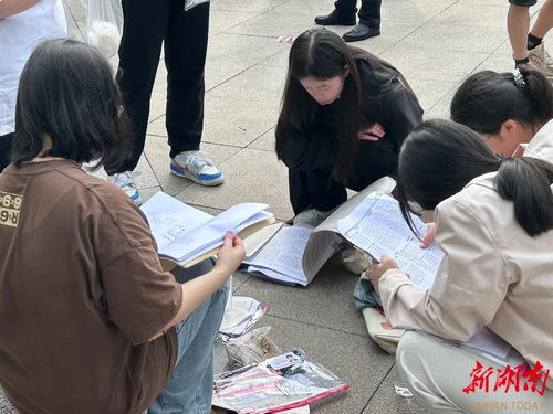 家长手持高粽为考生加油