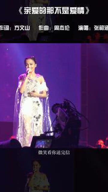 学生戴着耳机听着张韶涵的歌曲复习