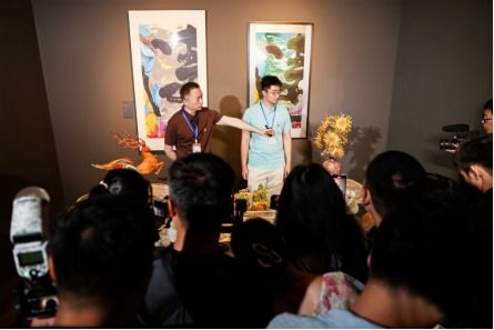 朱炳仁与朱也天合影庆祝