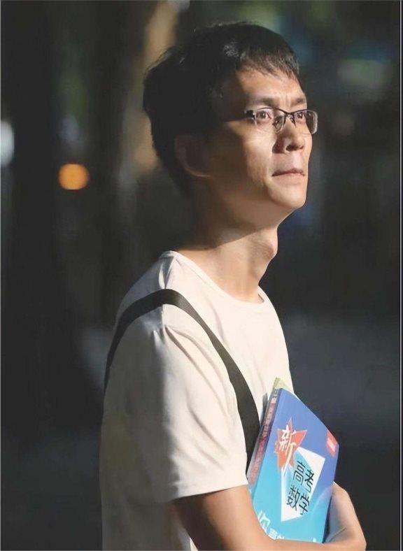 唐尚珺在高考考场外的照片