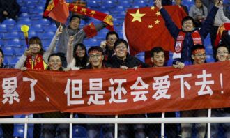 球迷在苏超比赛中热情欢呼