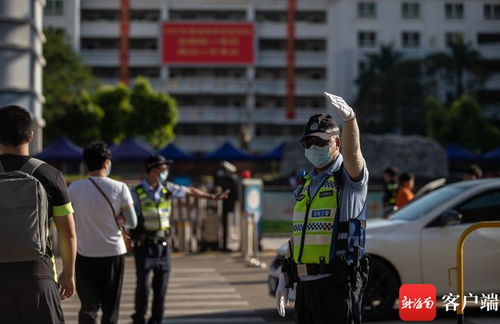 高考考场外执勤的警察和志愿者