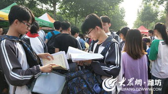 高考考生在考场外复习