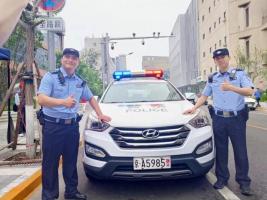 考生排队触摸985车牌