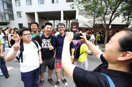 高考结束后考生合影留念