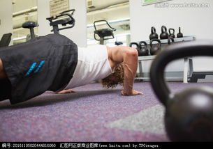 年轻人在健身房锻炼