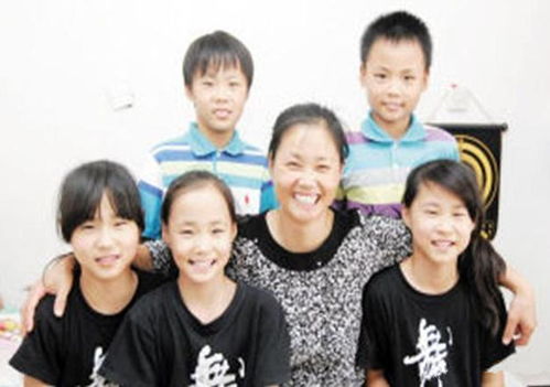 五胞胎姐妹在高考前合影