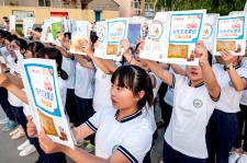 高三学生在校门口晨跑