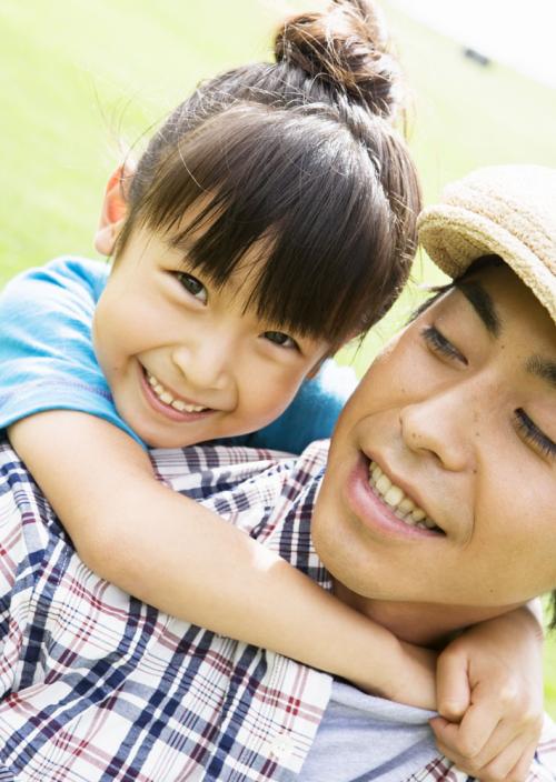 父亲抱着孩子微笑