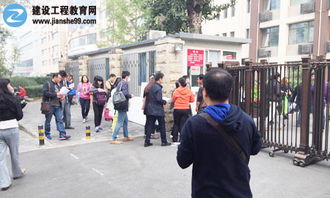 考生自信走进考场的画面