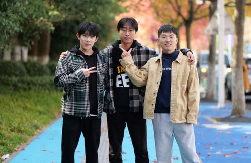 五胞胎姐妹在校园合影