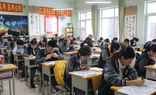 学生围观李老师的模拟考试成绩