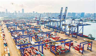 重庆港口集装箱码头繁忙景象