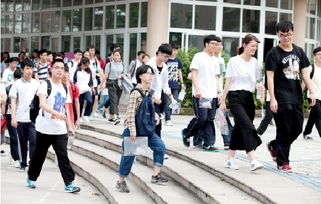 高考学子自信走进考场