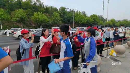 送考老师与女儿在考场外合影