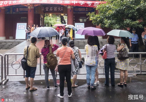 高考考场外全国统一动作！考生家长的‘无声守护’刷屏了