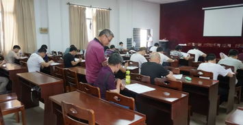 考场内监考老师巡视