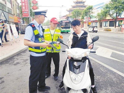 交警在街头宣传交通安全知识画面