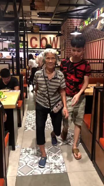 卡琳娜和婆婆一起吃饭的温馨画面