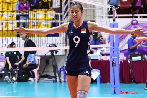 王奥芊在比赛中防守