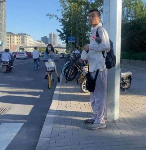 韦东奕拎着水瓶穿着朴素走在校园里