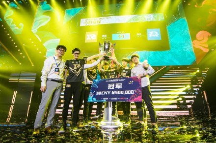 WBG战队在微博杯夺冠时庆祝画面