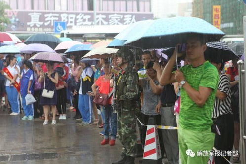 广州高考考场外考生撑伞前行