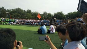 学生们合影庆祝毕业