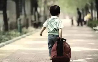 父亲穿着卡通人偶服陪孩子参加运动会