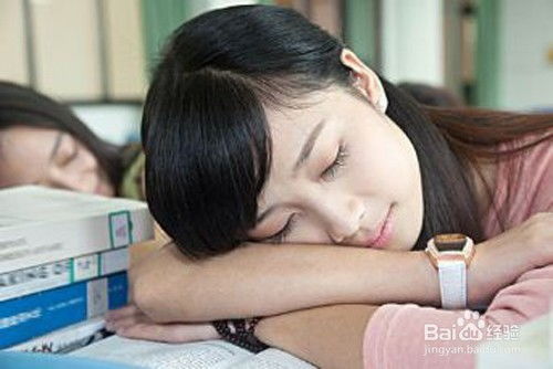 学生趴着睡觉旁边是书本