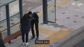 梁实与年轻考生互动