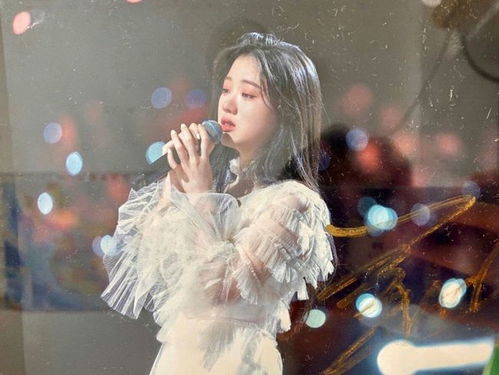 单依纯在接受采访时微笑回应争议