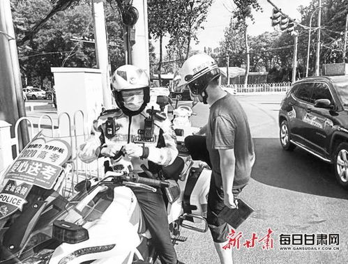 民警辅警护送考生前往高考考点