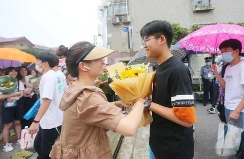 家长手持向日葵迎接考生