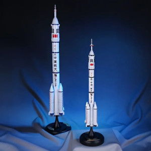 孩子们展示自制火箭模型