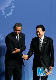 美国总统与日本首相握手场景