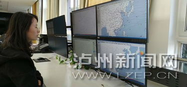 气象站工作人员正在分析天气数据