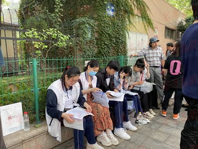 高考首日直击：1335万考生奔赴人生大考，家长、交警、科技齐上阵护航