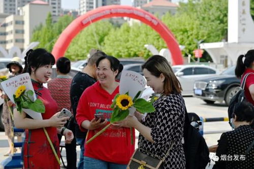 家长手持向日葵送考