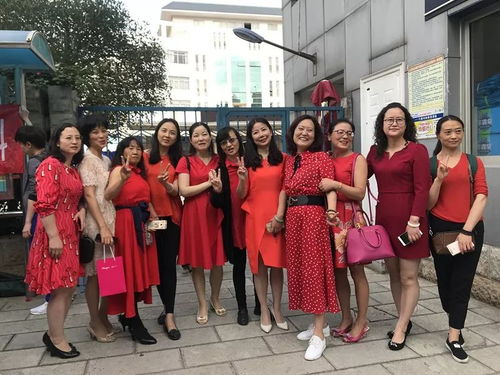 一对父母穿着统一红色情侣装站在校门口