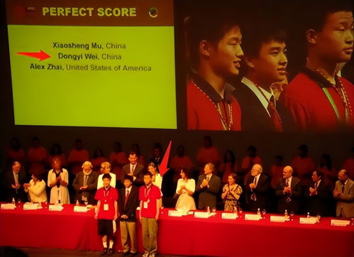 北大校园里韦东奕低头走路的照片