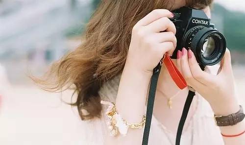 女生在窗边用自然光自拍