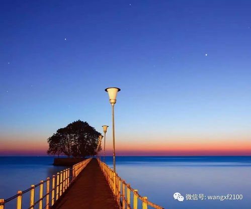 夕阳下一位作者坐在窗边静静写作