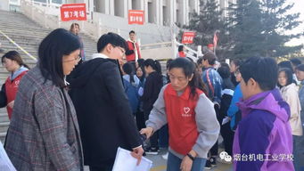 考生步入考场前合影留念