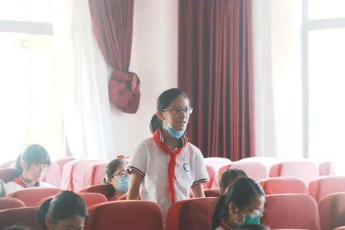 学生在课堂上积极发言