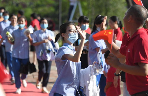 2025高考第一批显眼包出现了，网友：这届考生太会玩！