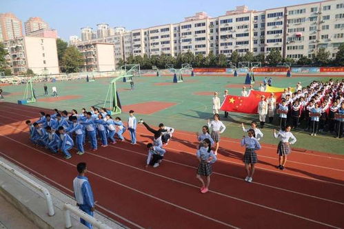 校园操场上的两人身影