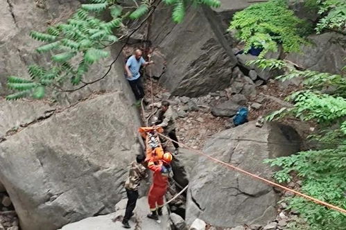 登山者使用绳索攀岩场景