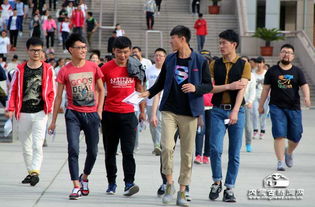 考生走出考场露出轻松笑容